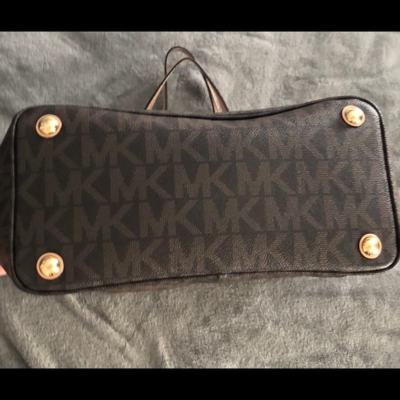 Michael Kors Tote with matching full zip wallet - Picture 5 of 11